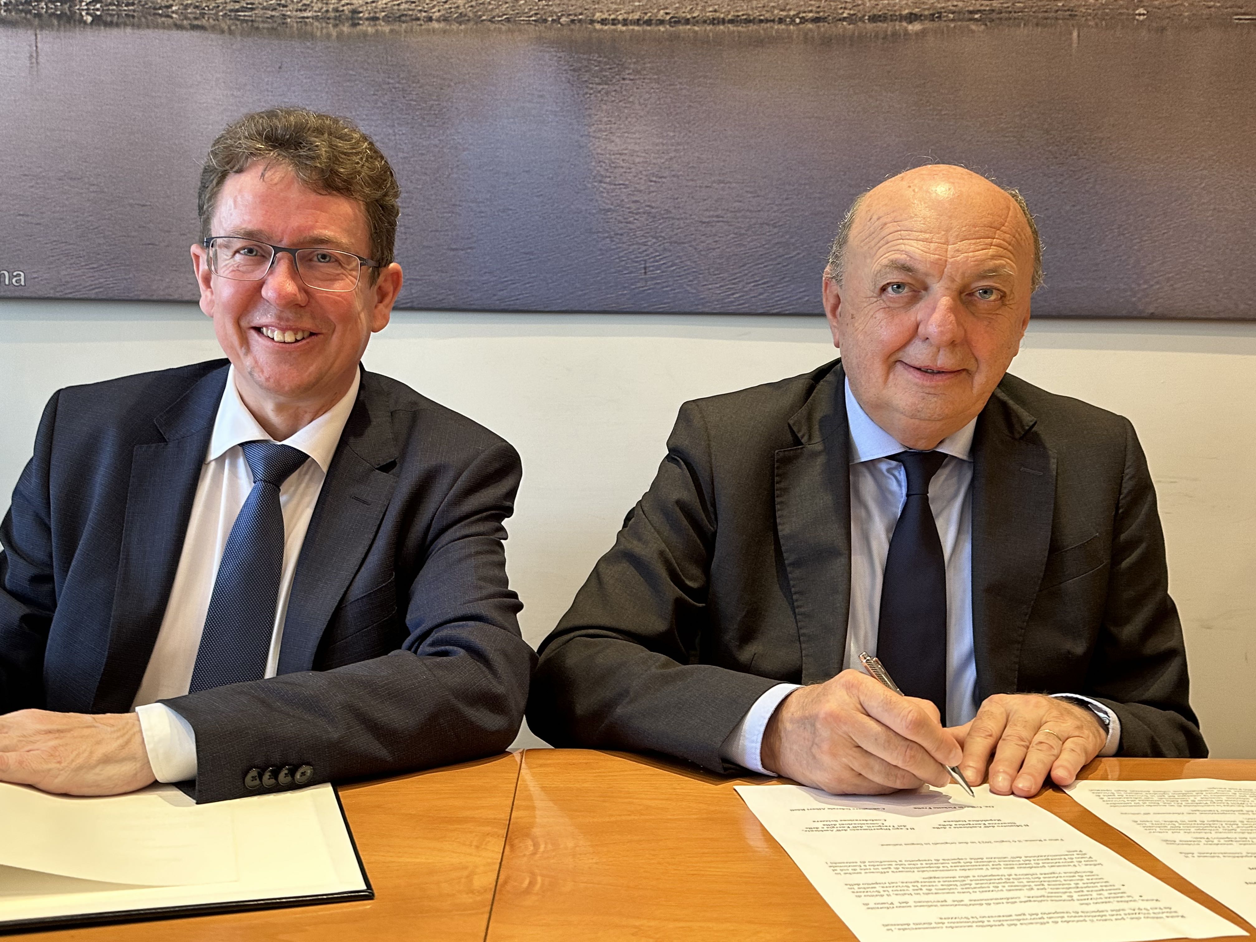Gaszukauf möglich: Bundesrat Albert Rösti unterzeichnet mit dem italienischen Minister für Umwelt und Energiesicherheit Gilberto Pichetto Fratin eine entsprechende Vereinbarung.