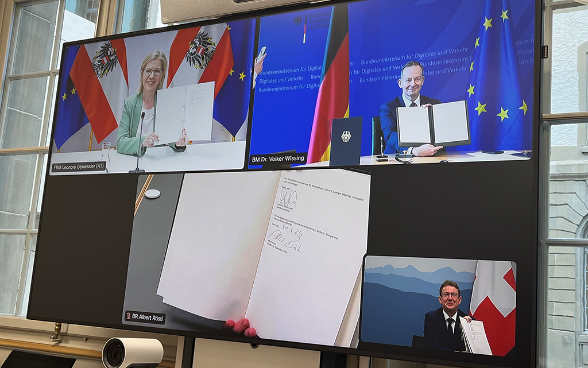 La ministre fédérale autrichienne Leonore Gewessler, le ministre fédéral allemand Volker Wissing et le conseiller fédéral Albert Rösti ont signé un document de position sur la modernisation du rail.