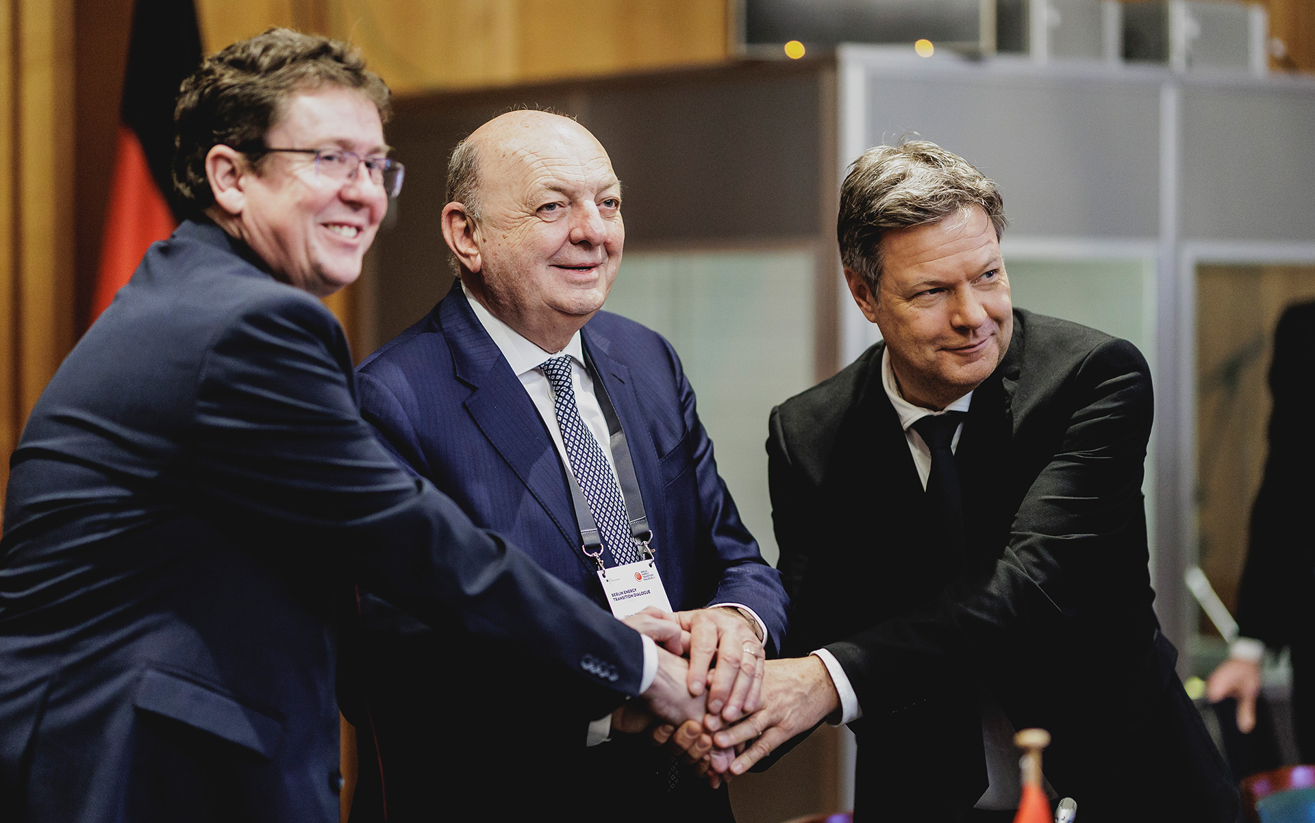 Il 19 marzo 2024 il consigliere federale Albert Rösti ha firmato un accordo trilaterale di solidarietà sul gas con il vicecancelliere tedesco, Robert Habeck, e il ministro italiano dell’Ambiente e della Sicurezza Energetica, Gilberto Pichetto Fratin.