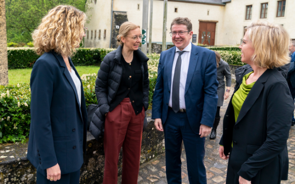 I ministri Joëlle Welfring (Lussemburgo), Sabine Monauni (Liechtenstein) e Leonore Gewessler (Austria) insieme al consigliere federale Albert Rösti 