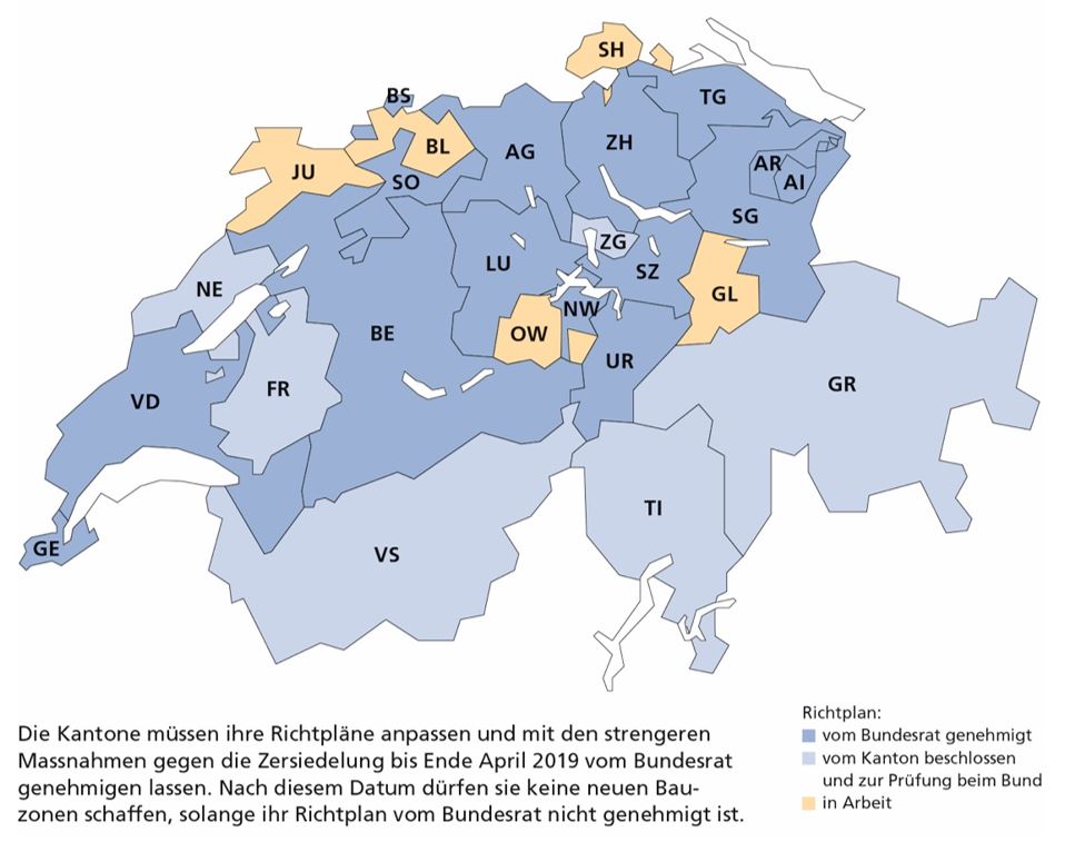 Schweizer Karte mit Stand der Anpassung der kantonalen Richtpläne im Oktober 2018. Richtpläne in Arbeit sind in folgenden Kantonen: Jura, Baselland, Schaffhausen, Obwalden, Glarus. Richtpläne vom Kanton beschlossen und zur Prüfung beim Bund in folgenden Kantonen: Neuenburg, Freiburg, Wallis, Zug, Tessin, Graubünden. In den übrigen Kantonen wurde der Richtplan vom Bund genehmigt.