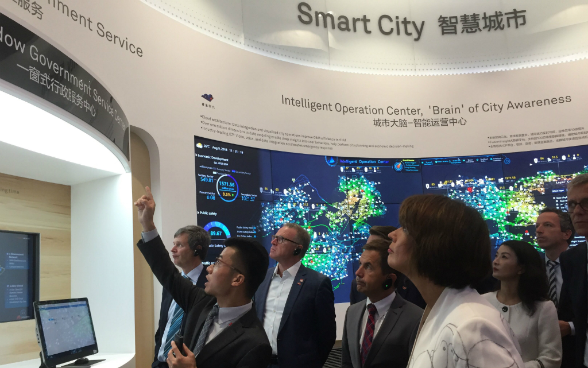 Bundesrätin Doris Leuthard bei der Besichtigung von Huawei in Shenzhen, wo neue digitale Anwendungen für Forschung und Alltag vorangetrieben werden