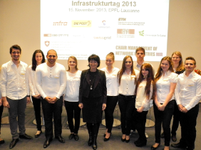 Bundesrätin Doris Leuthard umgeben von Lehrlingen der Post, die bei der Organisation des Infrastrukturtags mitgeholfen haben, den 23. November, Zürich.