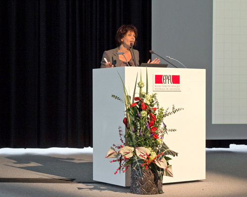 Bundesrätin Doris Leuthard bei ihrem Referat an der Infrastrukturtagung 2013 am 15. November 2013 in Lausanne.