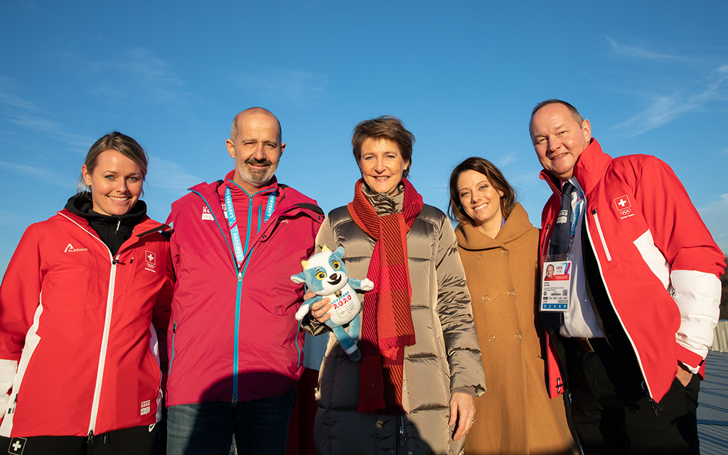 Bundespräsidentin Sommaruga, Corinne Staub (Chef de Mission von Swiss Olympic), Virginie Faivre (Präsidentin des Organisationskomitees der Olympischen Jugend-Winterspiele 2020) und Jürg Stahl (Präsident von Swiss Olympic)