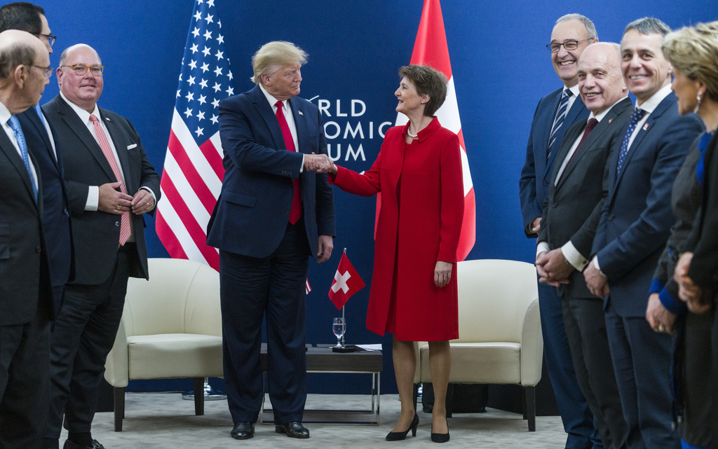 Bundespräsidentin Sommaruga und US-Präsident Trump schütteln sich am WEF 2020 die Hände
