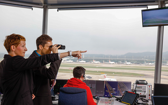 Themenbild: Mitarbeitende des BAZL im Kontrollturm eines Flughafens