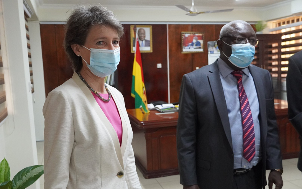 Federal Councillor Simonetta Sommaruga and the Ghanaian Environment Minister Kwaku Afriyie