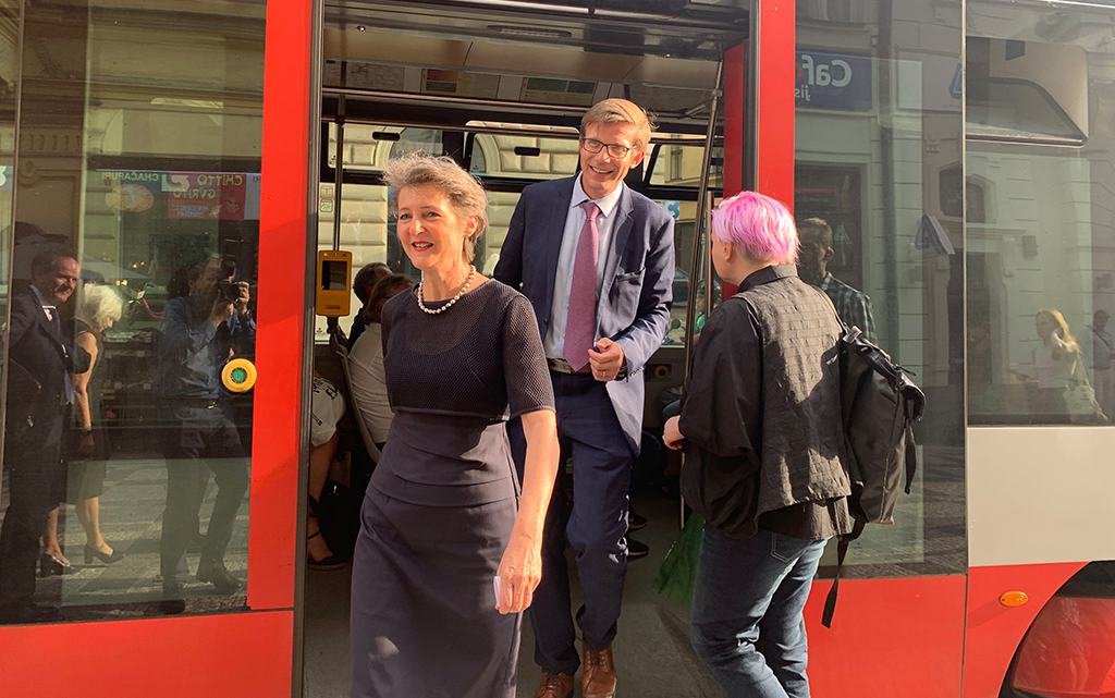 La ministre des transports Simonetta Sommaruga avec son homologue tchèque Martin Kupka en route dans le tram