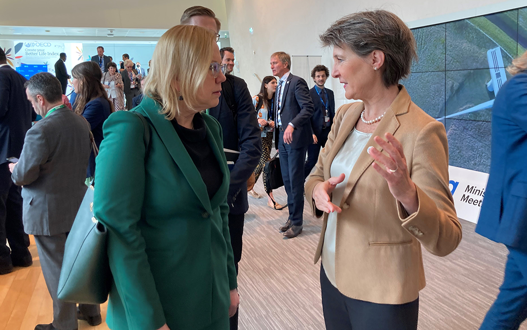 La conseillère fédérale Simonetta Sommaruga s'entretient avec la ministre polonaise de l'énergie Anna Moskwa