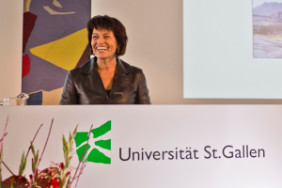 La conseillère fédérale Doris Leuthard prononçant son discours lors de la journée des infrastructures 2014 , le 24 octobre 2014 à Saint-Gall.