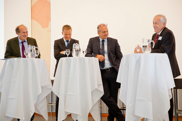 Thomas Mahrer, responsable politique économique COOP, Dr. Dieter Bambauer, responsable PostLogistics, Philippo Leutenegger, conseiller communal de Zurich et le conseiller aux Etats René Imoberdorf pendant la table ronde organisée dans le cadre de la journée des infrastructures 2014, le 24 octobre 2014 à Saint-Gall.