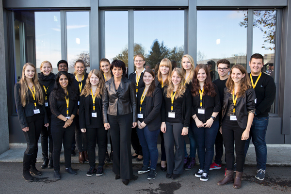 Journée des infrastructures 2014 : la conseillère fédérale Doris Leuthard avec des apprentis de la Poste qui ont contribué au bon déroulement de la journée, le 24 octobre 2014 à Saint-Gall.