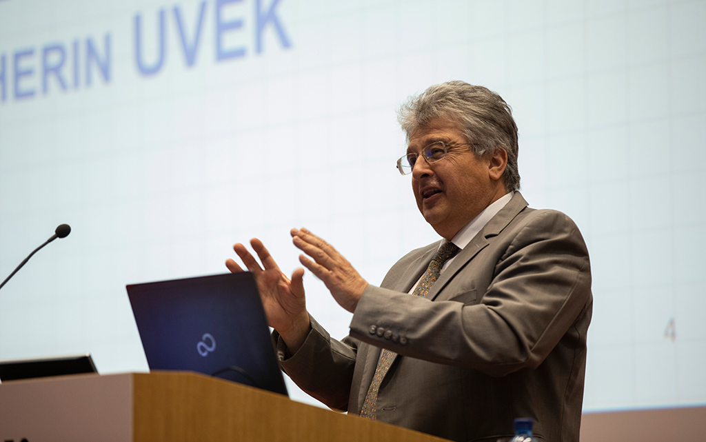 Matthias Finger, titulaire de la chaire « Management of Network Industries » de l’EPFL, présente le sujet de la  journée.