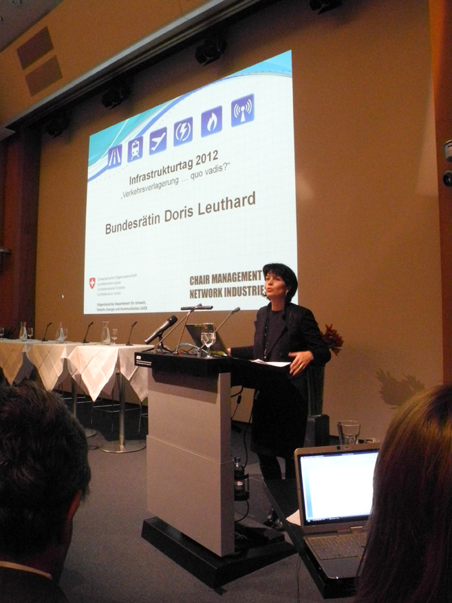 La conseillère fédérale Doris Leuthard lors de sa présentation pour la Journée des Infrastructures, qui s'est tenue le 23 novembre 2012 à Zurich