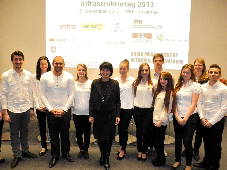 La conseillère fédérale Doris Leuthard entourée des apprentis de La Poste qui ont aidé à l’organisation de la Journée des infrastructures, le 23 novembre 2012 à Zurich.