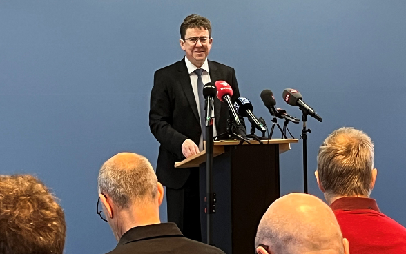 Le conseiller fédéral Albert Rösti prononçant son allocution