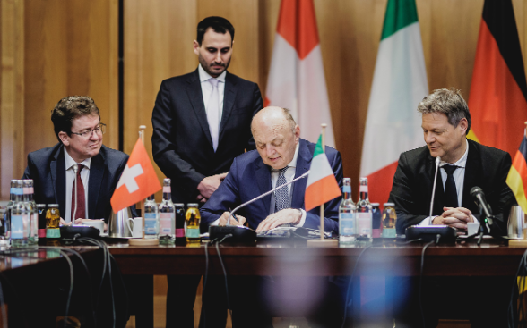Le 19 mars 2024, le conseiller fédéral Albert Rösti rencontre le vice-chancelier allemand Robert Habeck et le ministre italien de l’environnement et de la sécurité énergétique Gilberto Pichetto Fratin, avec lesquels il signe un accord trilatéral de solidarité sur le gaz.