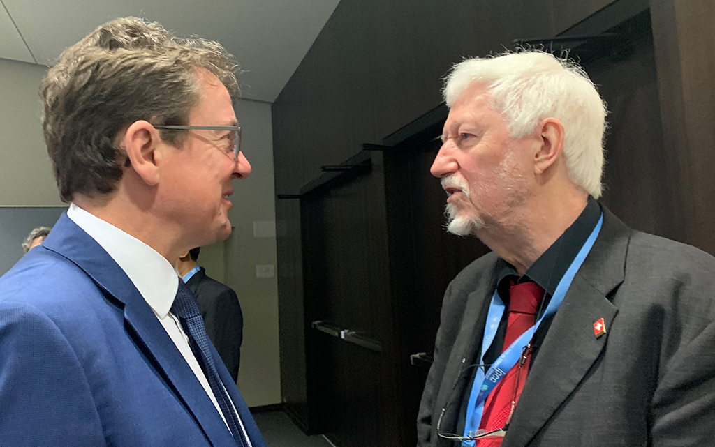 Le conseiller fédéral Albert Rösti s'entretient avec Andreas Fischlin, vice-président du groupe de travail II du Groupe d'experts intergouvernemental sur l'évolution du climat (GIEC)