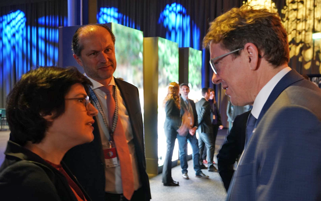 Tinne Van der Straeten (ministre belge de l'Énergie), Benoît Revaz (directeur de l'Office fédéral de l'énergie OFEN) et le conseiller fédéral Albert Rösti