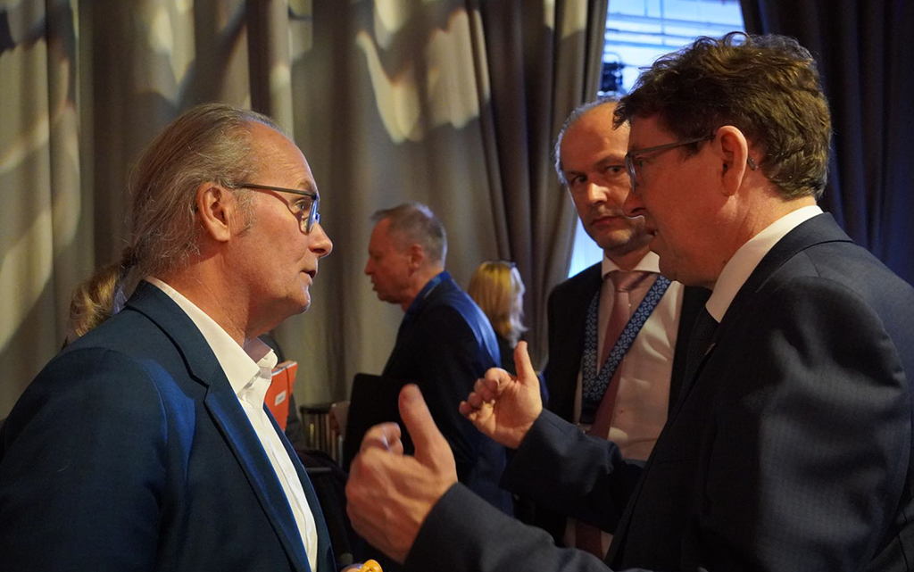 Le conseiller fédéral Albert Rösti s'entretient avec le ministre luxembourgeois de l'Énergie Claude Turmes