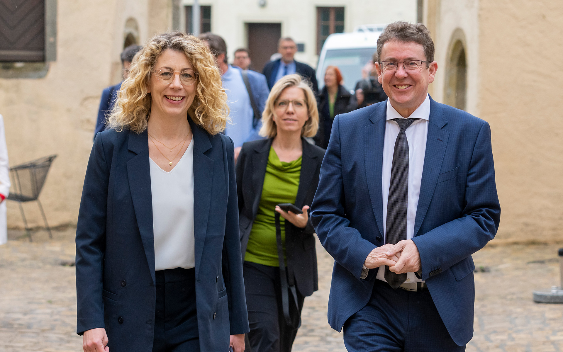 Les ministres Joëlle Welfring (Luxembourg) et Leonore Gewessler (Autriche) en compagnie du conseiller fédéral Albert Rösti 