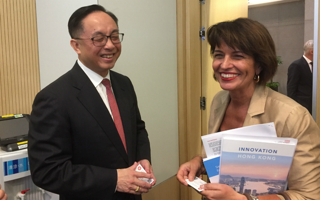 La conseillère fédérale Doris Leuthard et le Secrétaire à l’Innovation et à la Technologie de Hongkong, Nicholas W. Yang