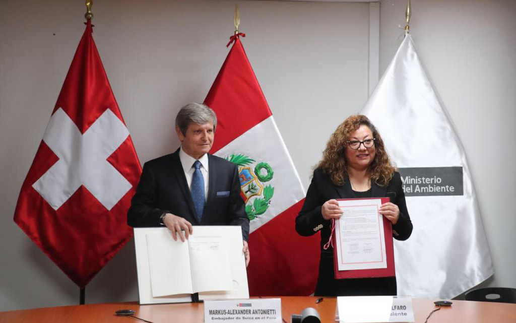 L'ambassadeur suisse au Pérou Markus-Alexander Antonietti et la ministre péruvienne de l’environnement Kirla Echegaray Alfaro lors de la cérémonie de signature