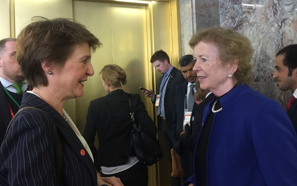 La conseillère fédérale Simonetta Sommaruga discutant avec Mary Robinson, ex-présidente de l’Irlande et ex-haut-commissaire des Nations Unies aux droits de l’homme ainsi qu’ancienne envoyée spéciale des Nations Unies pour les changements climatiques
