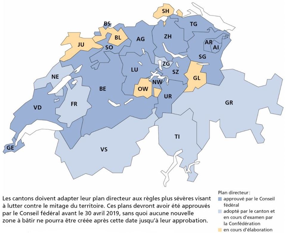 Carte de la Suisse indiquant l’avancement des travaux d’adaptation des plans directeurs cantonaux en octobre 2018. Les plans directeurs des cantons du Jura, de Bâle-Campagne, de Schaffhouse, d’Obwald et de Glaris sont en cours de réalisation. Les plans directeurs des cantons de Neuchâtel, de Fribourg, du Valais, de Zoug, du Tessin et des Grisons sont en cours d’examen en vue d’être approuvés par la Confédération. Les plans directeurs des autres cantons ont déjà été approuvés par la Confédération.