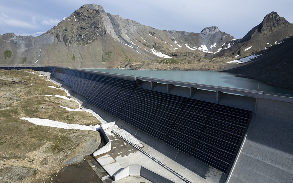 Le mur du barrage de Muttsee et ses panneaux solaires