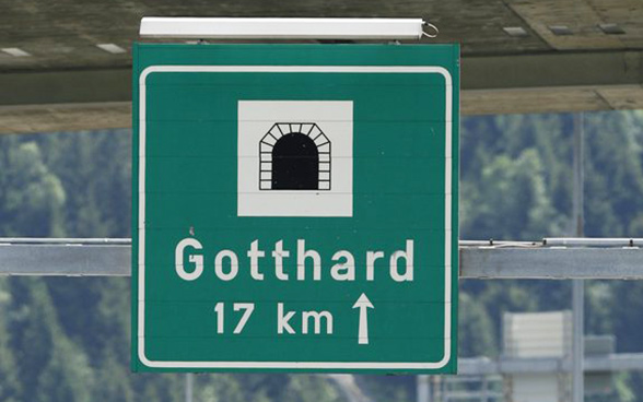 Signalisation devant l'entrée du tunnel routier du Gothard