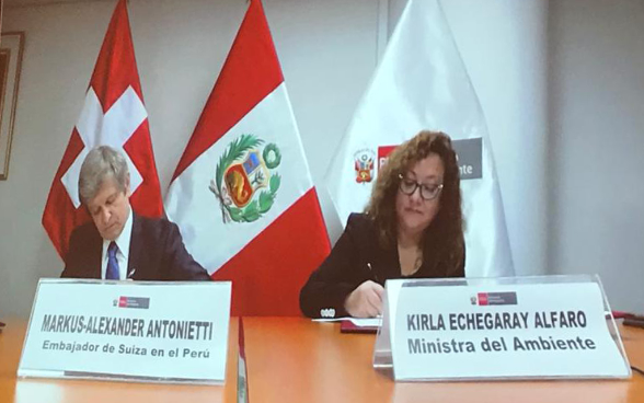 L'ambasciatore svizzero in Perù, Markus-Alexander Antonietti, e la ministra dell'ambiente peruviana Kirla Echegaray Alfaro alla cerimonia della firm