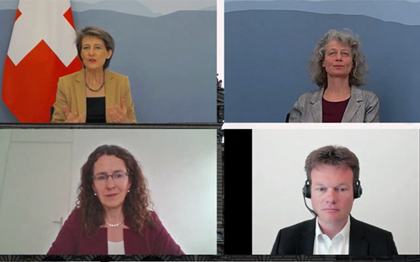 La consigliera federale Simonetta Sommaruga, Andrea Burkhardt (responsabile della Sezione Clima dell'UFAM), il climatologo Reto Knutti, la politologa Isabelle Stadelmann