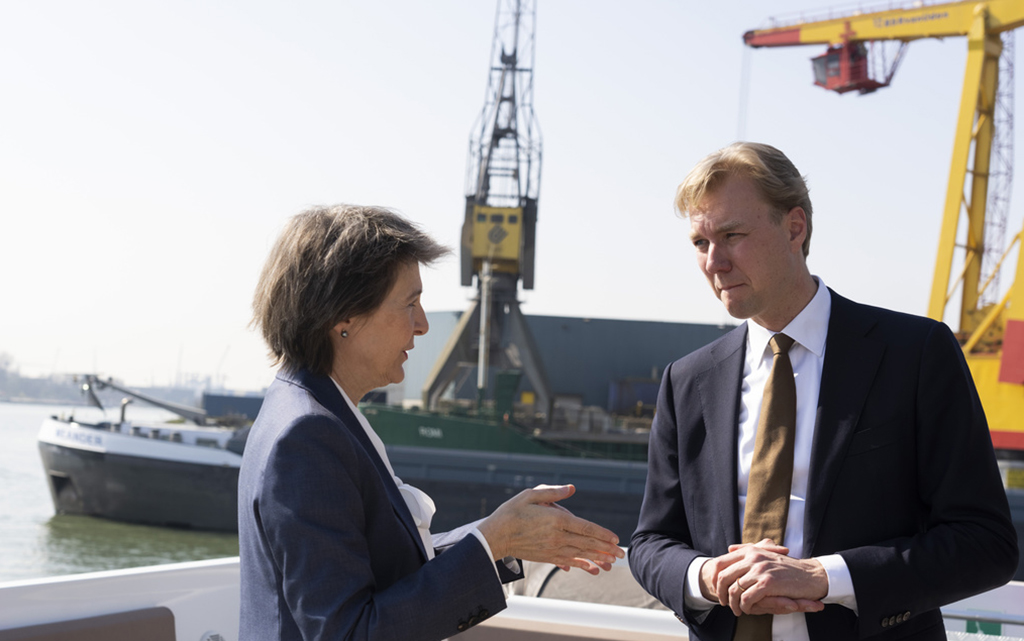 Il consigliere federale Sommaruga e Matthijs van Doorn, vicepresidente per il commercio del porto di Rotterdam