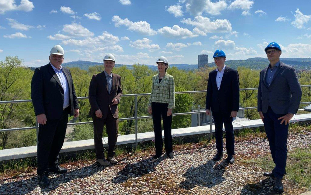 La consigliera federale Simonetta Sommaruga in compagnia di Othmar Reichmuth, Presidente del Verband Fernwärme Schweiz (margine sinistro), Ronny Kaufmann, CEO Swisspower (a sinistra, verso il centro), Patrik Feusi, Direttore di Limeco (a destra, verso il centro) e Thomas Di Lorenzo, responsabile gestione delle acque presso Limeco (margine destro).