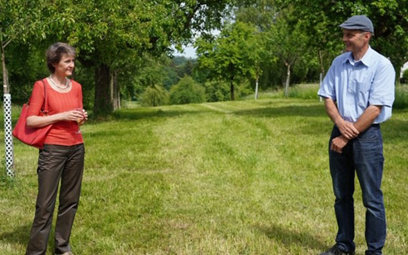 La presidente della Confederazione Sommaruga con l’agricoltore Peter Schweizer, nella sua fattoria