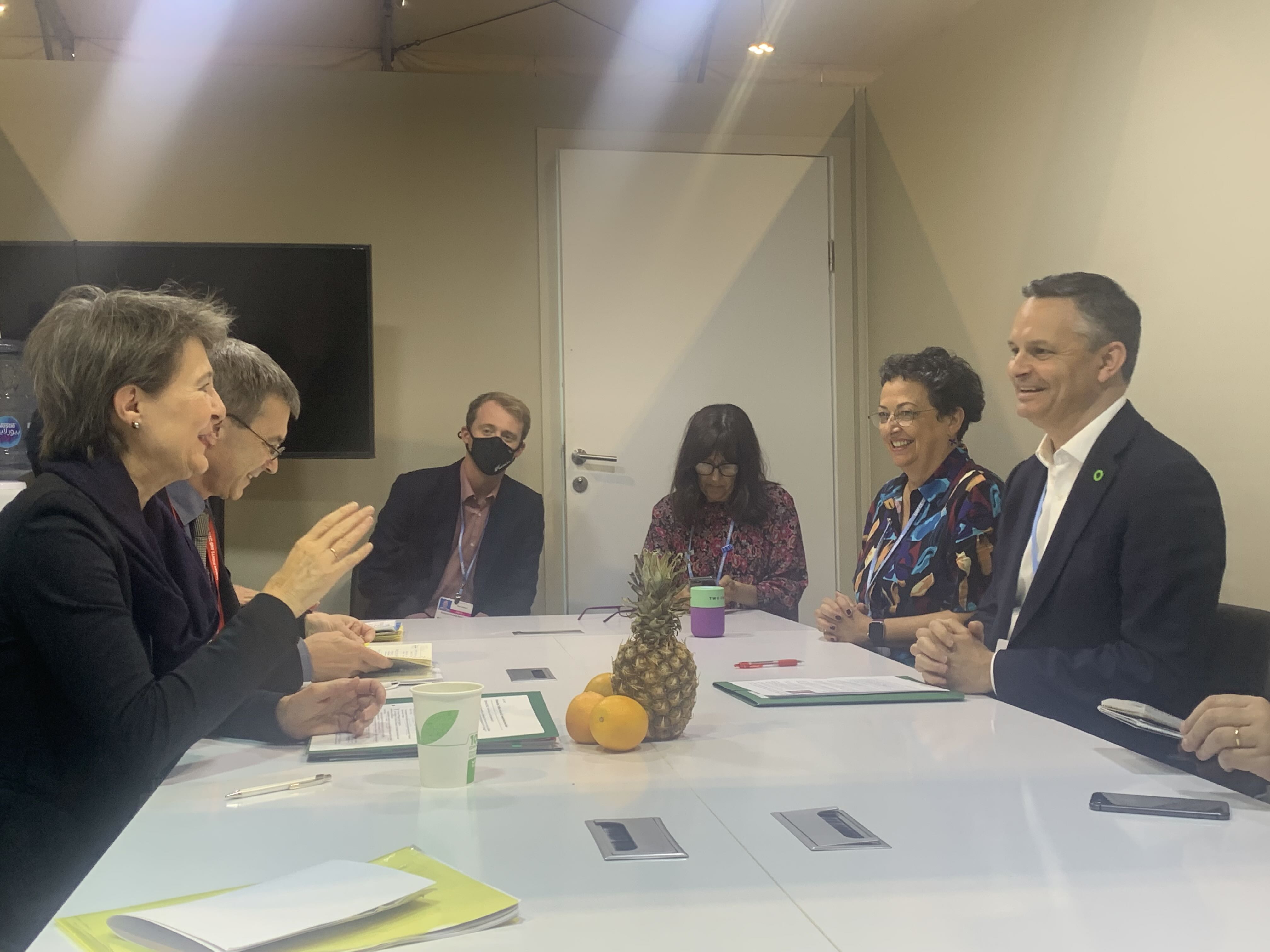 La consigliera federale Simonetta Sommaruga con il ministro dell'ambiente neozelandese James Shaw
