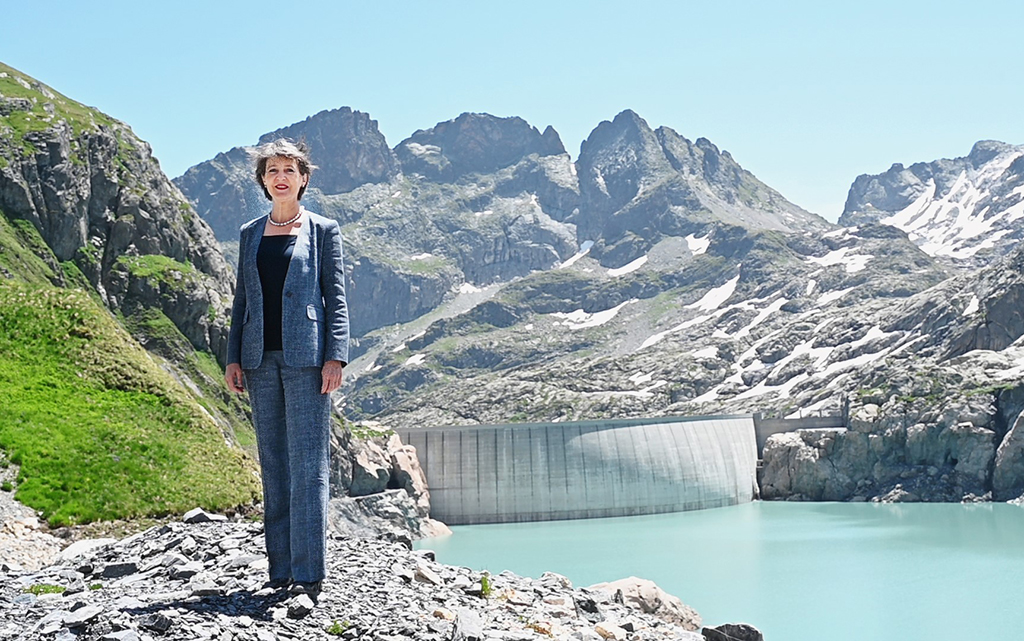 La consigliera federale Simonetta Sommaruga davanti alla diga del Vieux-Emosson