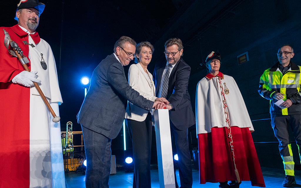 Roberto Schmidt, presidente del Consiglio di Stato e direttore dell'Ufficio dell'energia del Canton Vallese, la consigliera federale Simonetta Sommaruga e Michael Wider, presidente della società Nant de Drance, premono il pulsante durante l'inaugurazione della centrale di pompaggio di Nant de Drance per metterla in funzione.