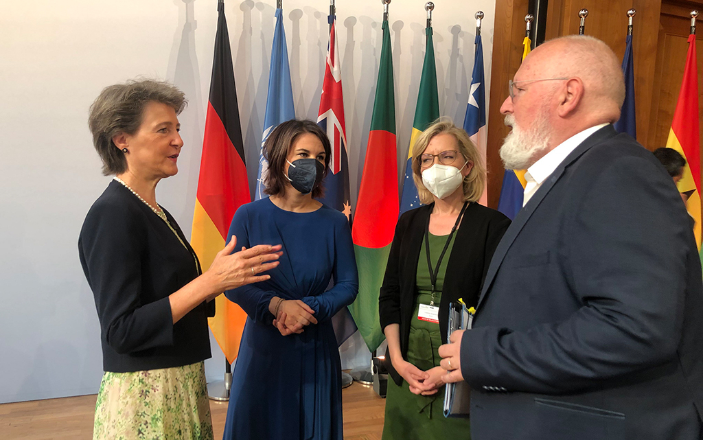 La consigliera federale Sommaruga con la ministra degli affari esteri della Germania Annalena Bearbock, Leonore Gewessler (ministra austriaca della protezione del clima, dell'ambiente, dell'energia, della mobilità, dell'innovazione e della tecnologia) e Frans Timmermans (commissario per il clima dell'Unione europea)