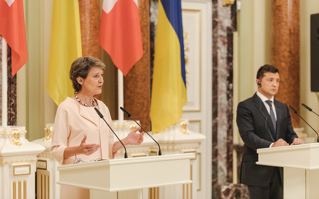 La presidente della Confederazione Simonetta Sommaruga e il presidente ucraino Volodymyr Zelenskyy