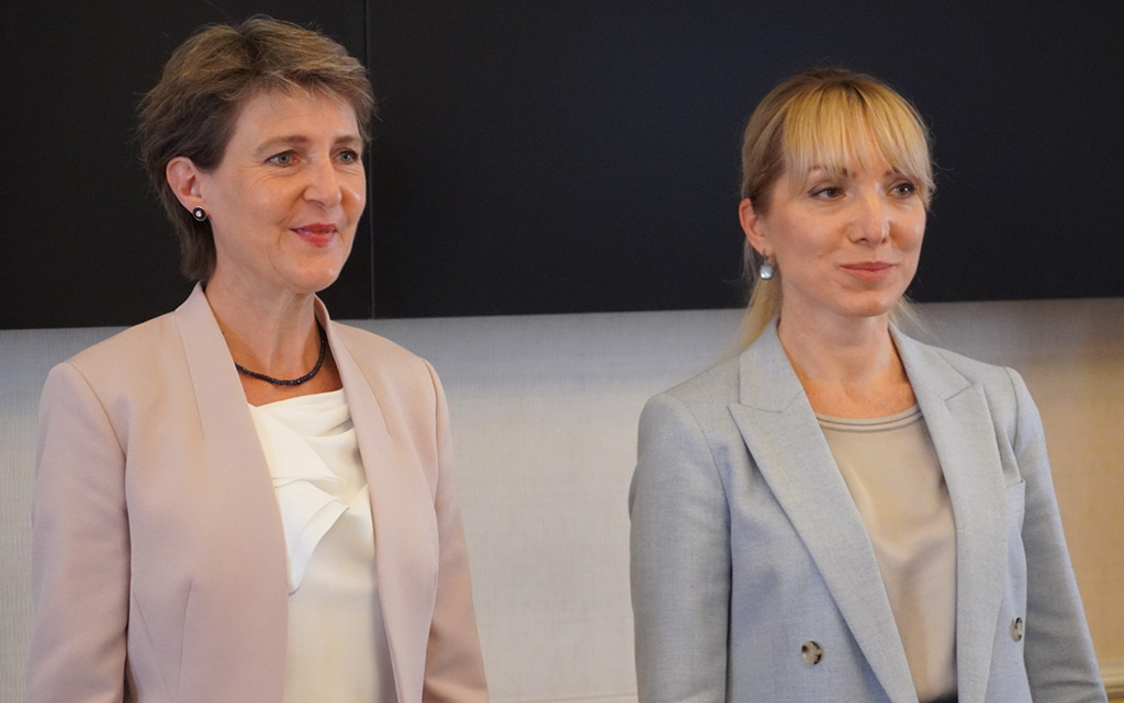 La presidente della Confederazione Simonetta Sommaruga e Olha Buslavets, ministra dell’energia 