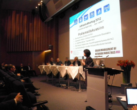 La consigliera federale Doris Leuthard in discussione con i presenti alla Giornata delle Infrastrutture 2012, il 23 novembre a Zurigo.