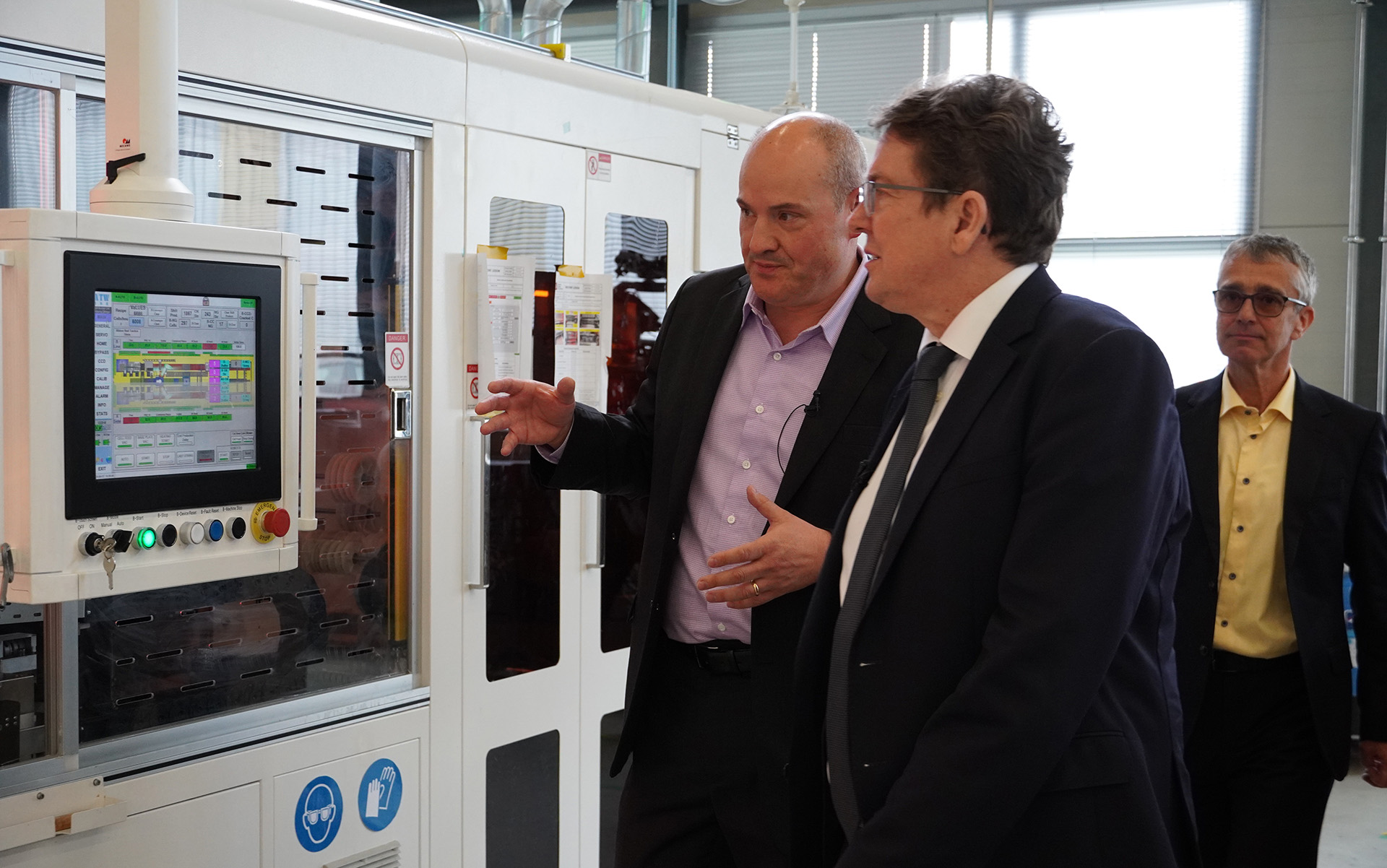 Marcus Bäckmann (CTO e CEO supplente di S3), il consigliere federale Albert Rösti e Patrick Hofer-Noser (fondatore e CEO di S3)