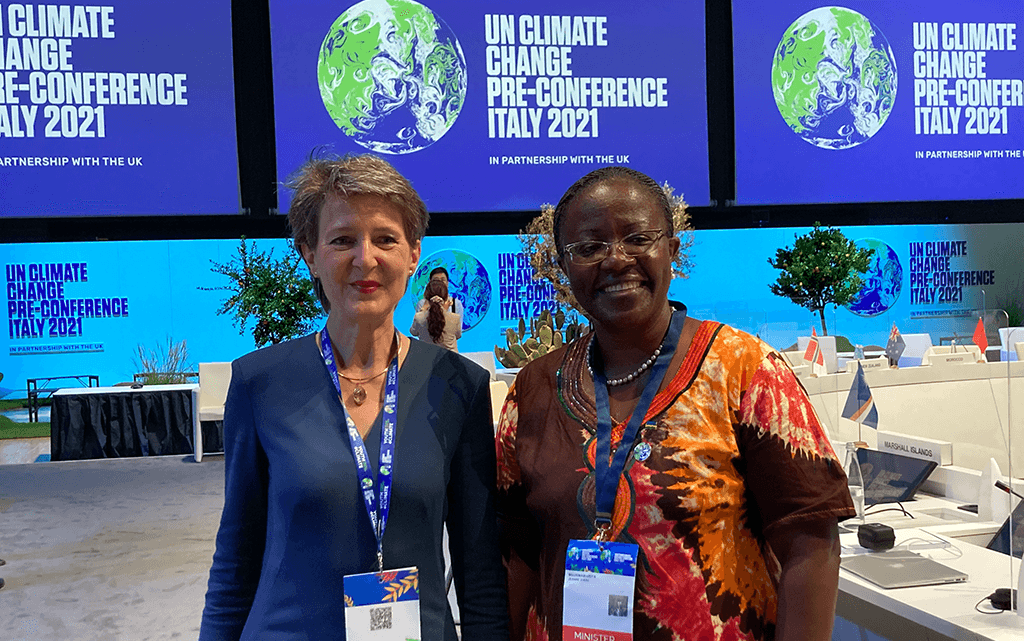 La consigliera federale Simonetta Sommaruga e Jeanne d'Arc Mujawamariya, la ministra dell'ambiente ruandese