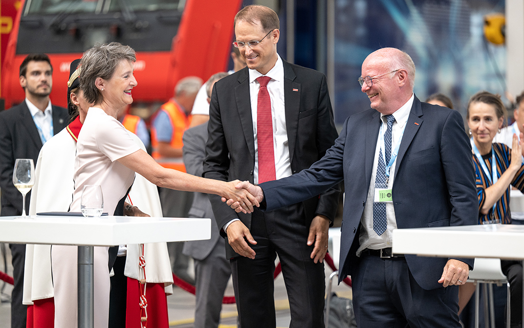 Bundesrätin Simonetta Sommaruga, Renato Fasciati (Präsident VöV) und Vincent Ducrot (CEO SBB)