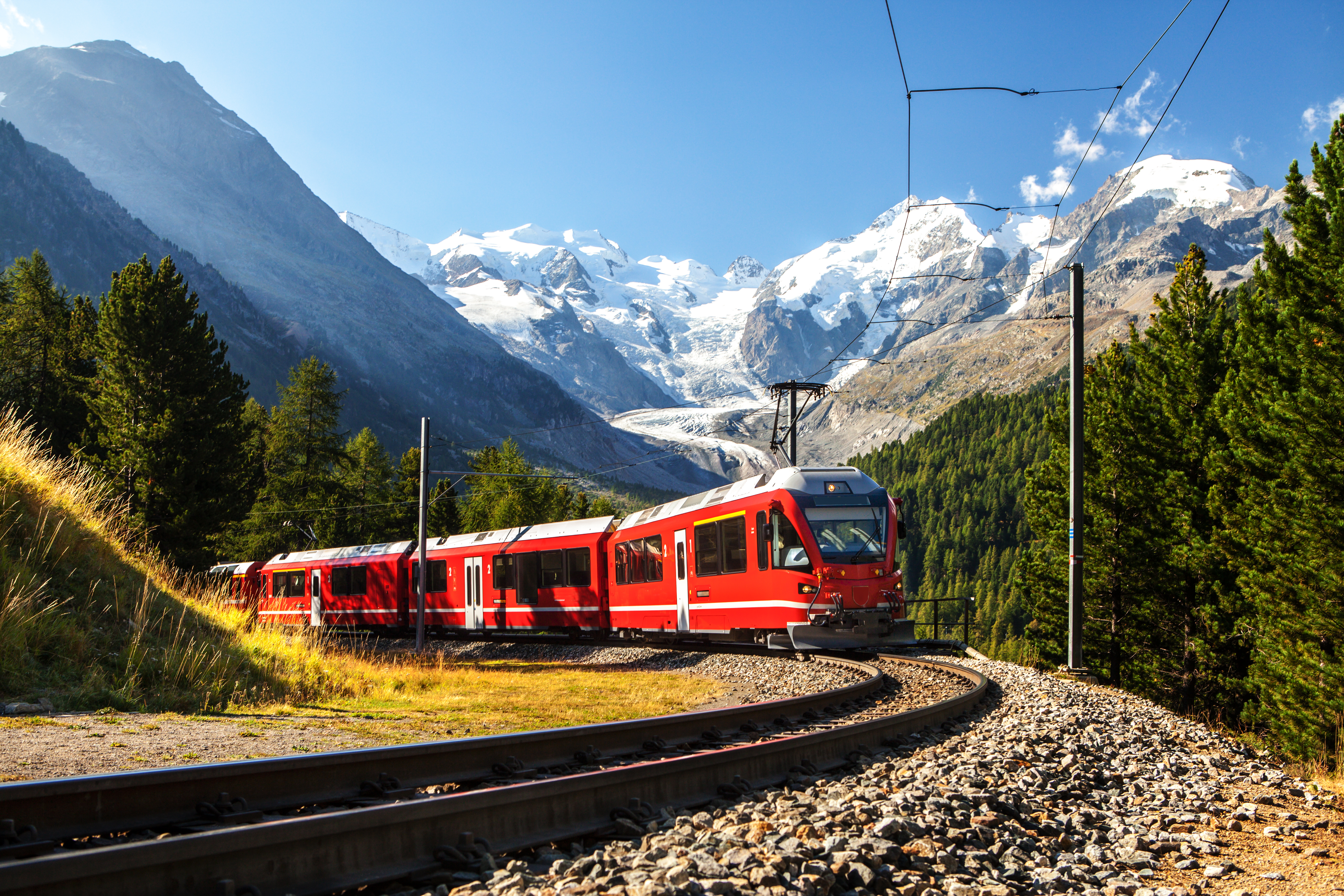 Zug in den Alpen